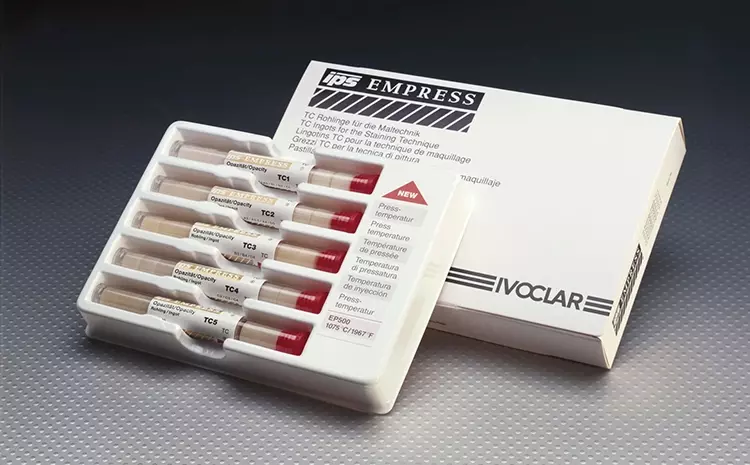Mit der Erfindung des ersten Presskeramik-Systems der Welt, IPS Empress, revolutioniert Ivoclar bereits in den frühen 1990er Jahren den Dentalmarkt.