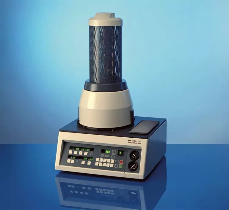 Mit der Erfindung des ersten Presskeramik-Systems der Welt, IPS Empress, revolutioniert Ivoclar bereits in den frühen 1990er Jahren den Dentalmarkt.