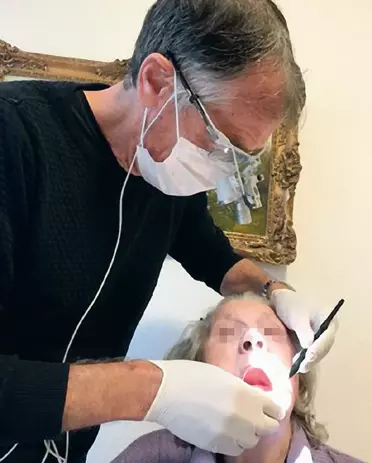 Dr. Klaus-Dieter Bastendorf im Einsatz in einem Alten- und Pflegeheim.