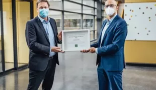 Dr. Dirk Duddeck, CleanImplant Foundation, überreicht das Zertifikat an Dr. Hadi Saleh, CEO der CeramTec-Gruppe.