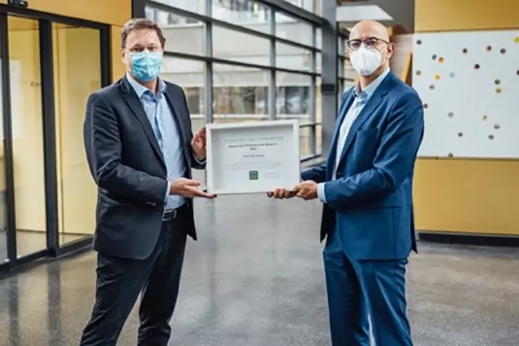 Dr. Dirk Duddeck, CleanImplant Foundation, überreicht das Zertifikat an Dr. Hadi Saleh, CEO der CeramTec-Gruppe.