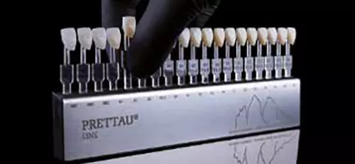 Mit den neuen Zirkonfarbschlüsseln für alle Prettau® Dispersive® Zirkone kann die Zahnfarbe des Patienten nun werkstoffident bestimmt werden. Die Zirkonzahn Shade Guides sind hochwertige monolithisch gestaltete Zirkonfarbschlüssel in Form eines Prämolaren sowie eines unteren und oberen Schneidezahns (auch mit minimalem Cutback für Individualisierung).