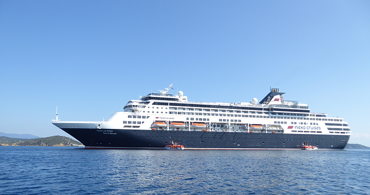 Die Vasco da Gama liegt auf Reede vor der Insel Skiathos.
