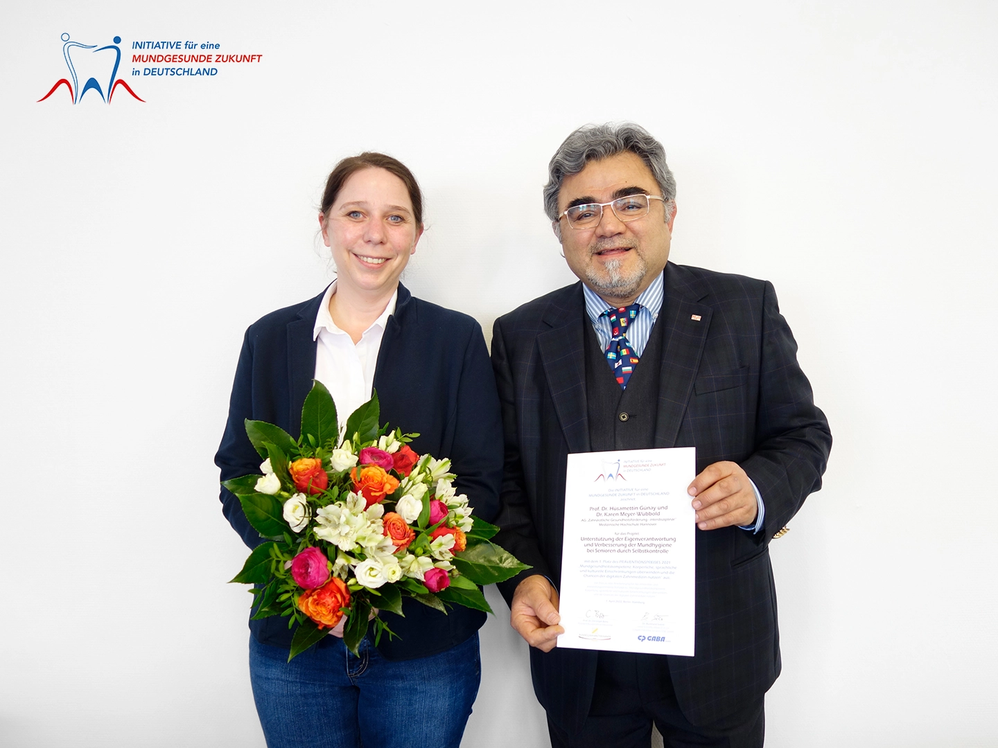 1. Preis: (v.l.n.r.) Dr. Karen Meyer-Wübbold, Prof. Dr. Hüsamettin Günay, AG „Zahnärztliche Gesundheitsförderung – interdisziplinär“, Medizinische Hochschule Hannover.