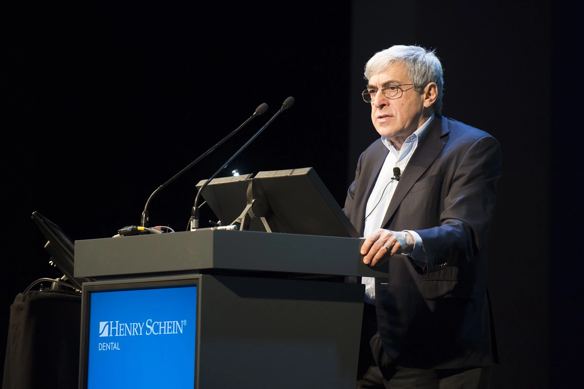 Stanley M. Bergman, Chairman und CEO von Henry Schein, Inc., sprach in seinem Vortrag über veränderte Kundenbedürfnisse.