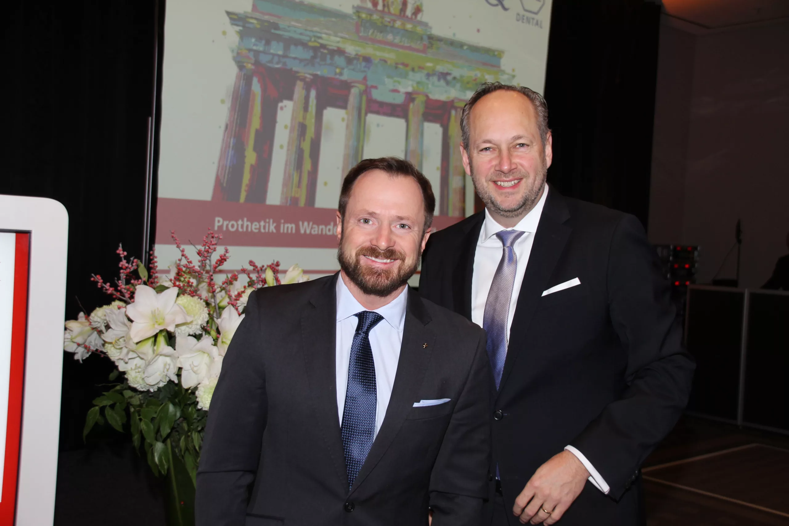 Jubiläum in Berlin: „Das, was wir heute sind, folgt aus den Gedanken, denen wir gestern nachgingen und unser gegenwärtiges Denken bestimmt unser Leben, wie es morgen sein wird.“ – Unter dem Motto begrüßten Christian Haase (Verlagsgeschäftsführer Quintessenz-Verlag) und Friedhelm Klingenburg (Geschäftsführer Merz Dental) 550 Teilnehmer zum 20. Prothetik Symposium.
