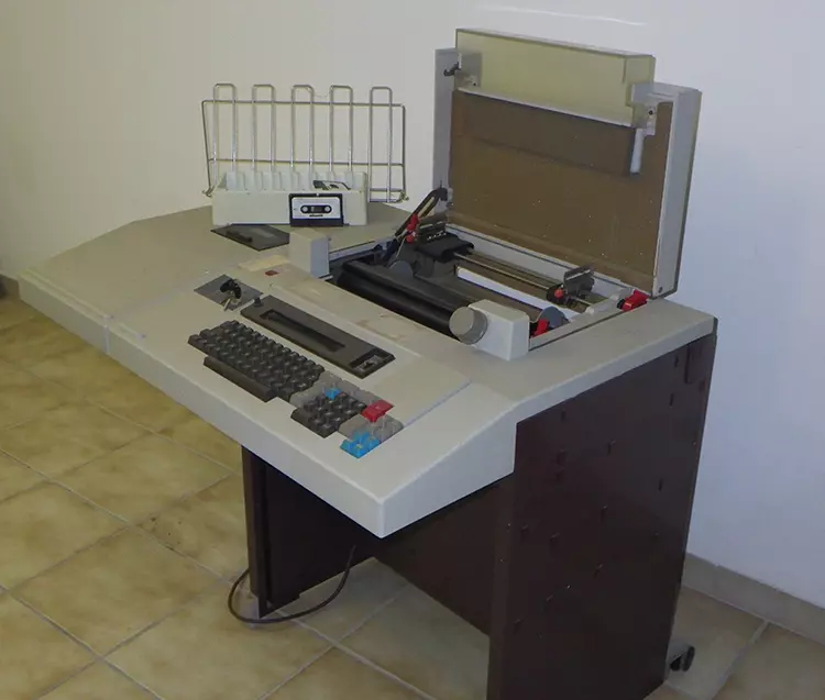 Abb. 2: Analoge Datenerfassung anno 1965 und elektronische Datenerfassung, -speicherung und -verarbeitung anno 1975.