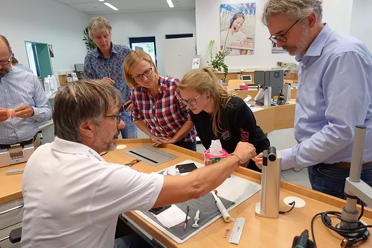 Abb. 2: Axel Appel zeigt das Charakterisieren mit Malfarben.