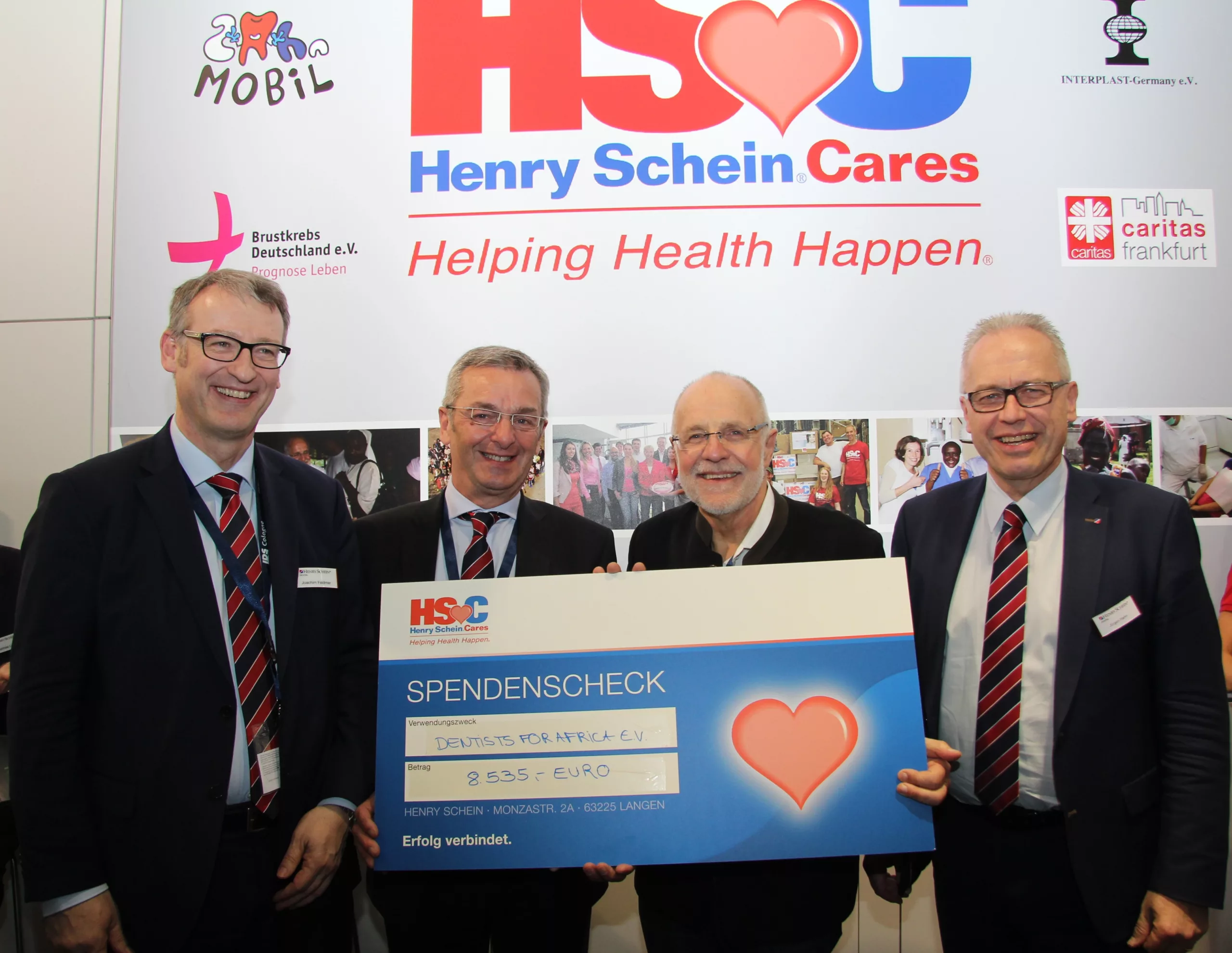 V.l.n.r.: Joachim Feldmer, Vice President Marketing, Vincent Junod, Vice President, EMEA Dental Group – DACH Region, Dr. Peter Dierck, Generalsekretär Dentists for Africa, e.V., Jürgen Hahn, Vice President, Sales.
