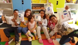 Stahlende Gesichter bei den Kindern, nachdem sie die Hygiene-Sets erhalten haben, die Henry Schein-Mitarbeiter in Deutschland zusammengestellt haben.