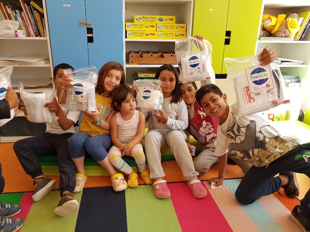 Stahlende Gesichter bei den Kindern, nachdem sie die Hygiene-Sets erhalten haben, die Henry Schein-Mitarbeiter in Deutschland zusammengestellt haben.
