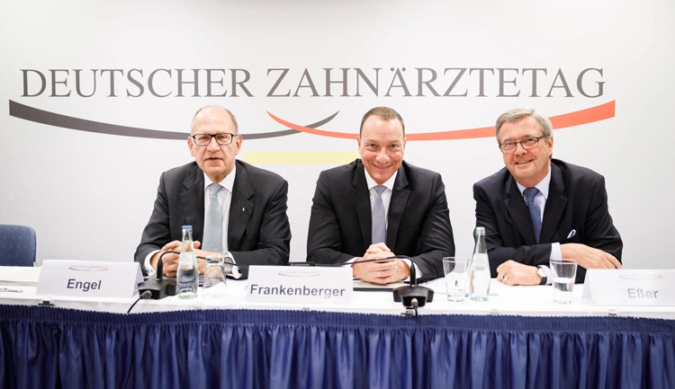 Dr. Peter Engel, Präsident der BZÄK, Prof. Dr. Roland Frankenberger, Präsident elect der DGZMK, und Dr. Wolfgang Eßer, Vorsitzender des Vorstandes der KZBV.