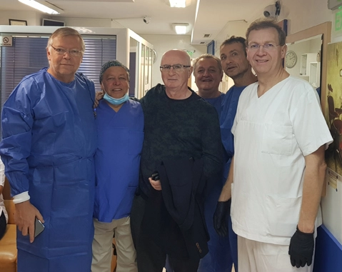Erfolgreiche Charity-Aktion in Sofia: (v.l.n.r.): IBS Europe-Chef Christophe Lizot, DZOI-Präsident Dr. Helmut B. Engels, BAED-Präsident Prof. Dr. Christo Kissov, Dr. Ahmet Yigitoglu, Dr. Cyrille Fontenau, DZOI-Vorstandsmitglied PD Dr. Dr. Arwed Ludwig.