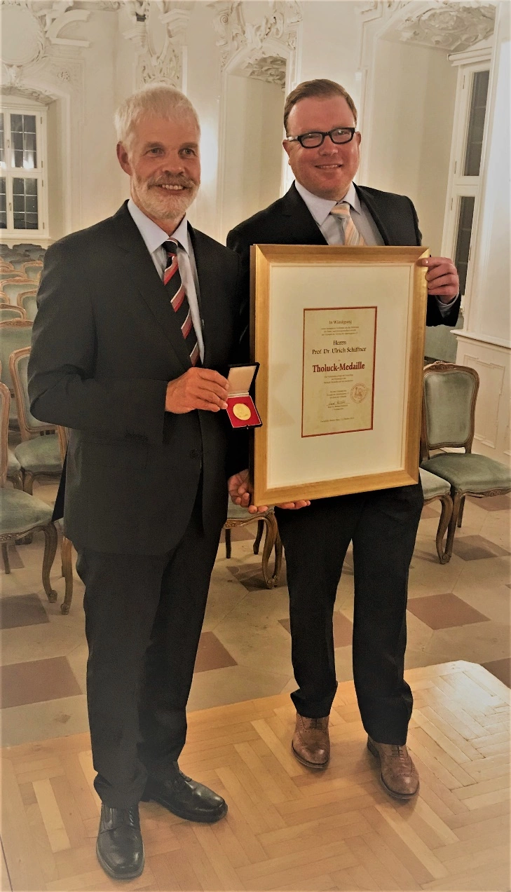 Der Preisträger der Tholuck-Medaille 2018, Prof. Dr. Ulrich Schiffner und Dr. Christian Rath vom Verein für Zahnhygiene e.V. nach der Verleihung im Kloster Banz.