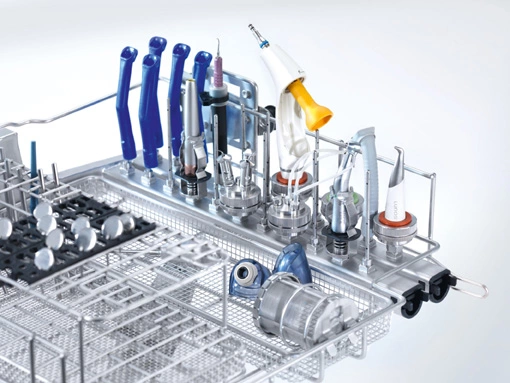 Die Körbe für 60 Zentimeter breite Thermodesinfektoren können flexibel bestückt werden, zum Beispiel der Unterkorb mit einem zusätzlichen Modul, das die Anzahl der bislang verfügbaren Spüldüsen auf 44 Stück verdoppelt. So entstehen keine Kapazitätsengpässe bei der Aufbereitung, wenn sich die Zahl der Patienten unerwartet erhöht.