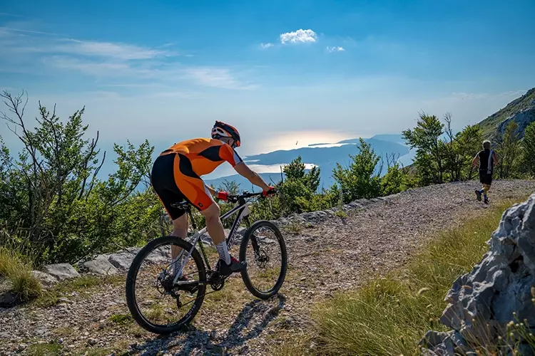 Sportweltspiele über dem Meer.