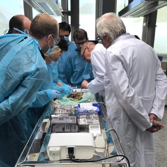 Das DZOI Curriculum Implantologie hebt sich durch seinen sechstägigen Blockunterricht sowie durch die Tatsache hervor, dass die Teilnehmenden in der Anatomie der Georg-August-Universität Göttingen an Humanpräparaten arbeiten können.