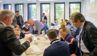 Hands-on-Workshop zum Thema piezoelektrische Chirurgie mit Prof. Dr. Fred Bergmann (l.), Pastpräsident der DGOI.