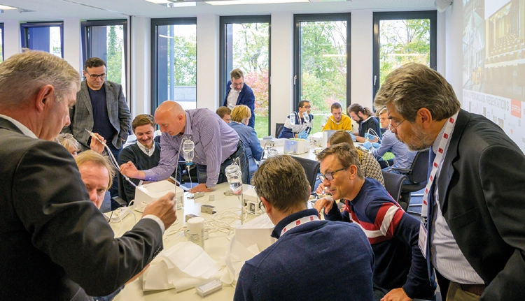 Hands-on-Workshop zum Thema piezoelektrische Chirurgie mit Prof. Dr. Fred Bergmann (l.), Pastpräsident der DGOI.