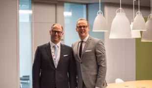 Prof. Dr. Daniel Grubeanu, Präsident der DGOI, und Prof. Dr. Dr. Ralf Smeets, Fortbildungsreferent der DGOI, stellen das Programm der 3. ImpAct Masterleague unter das Motto „Aus Erfahrung lernen – in die Zukunft blicken“ vor.