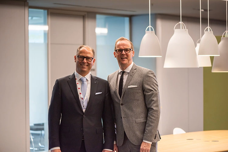 Prof. Dr. Daniel Grubeanu, Präsident der DGOI, und Prof. Dr. Dr. Ralf Smeets, Fortbildungsreferent der DGOI, stellen das Programm der 3. ImpAct Masterleague unter das Motto „Aus Erfahrung lernen – in die Zukunft blicken“ vor.
