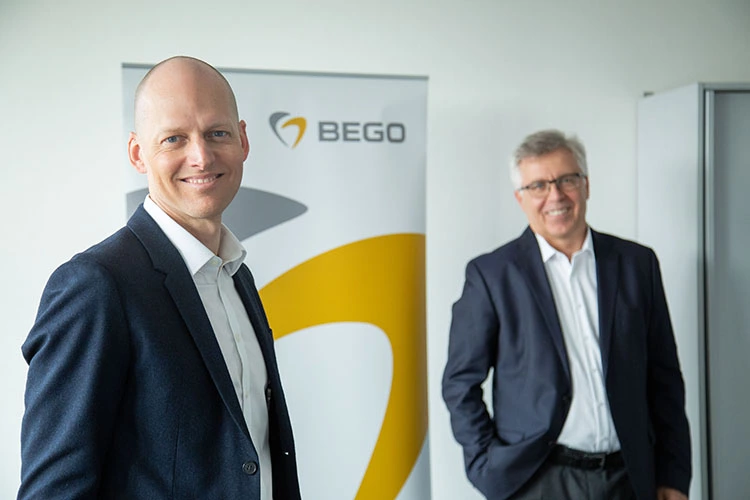 Steffen Böhm (links) wird neuer Geschäftsführer bei BEGO Implant Systems. Er übernimmt von Walter Esinger.