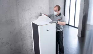 Schnell ausgetauscht: Filterwechsel an einem mobilen Luftreiniger Miele AirConrol. Das fünfstufige Filtersystem, zu dem ein HEPA-Hochleistungsfilter H14 gehört, fängt selbst feinste Teilchen auf und macht mehr als 99,995 Prozent unschädlich.