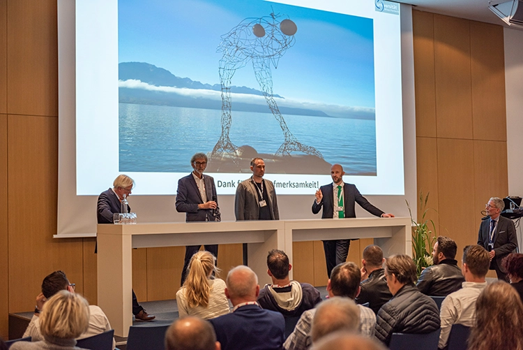 Update Risikopatient – was sollten wir in der täglichen Praxis tun? Antworten gaben (von links): Prof. Dr. Jochen Jackowski (Witten), Dr. Dr. Wolfgang Jakobs (Luxemburg), Prof. Dr. Dr. Peer W. Kämmerer (Mainz) und Prof. Dr. Dr. Sven Otto (Halle).