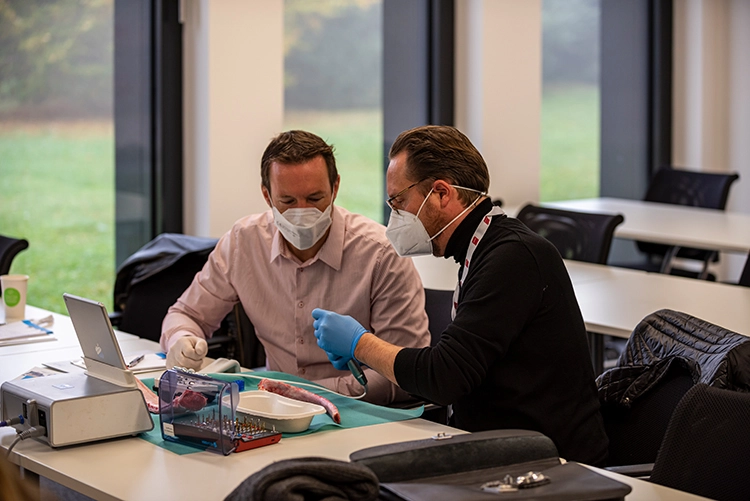 Als implantologische Fachgesellschaft für PraktikerInnen steht bei der DGOI auch die praktische Wissensvermittlung hoch im Kurs. So fanden mit Unterstützung der Industriepartner sechs Workshops statt, teilweise mit Hands-on-Trainings.