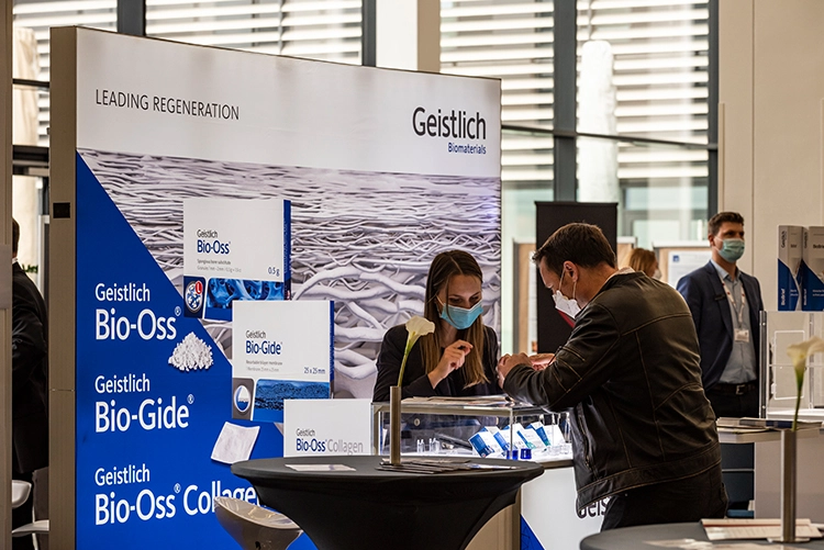 In den Pausen hatten die Teilnehmenden der ImpAct Masterleague genügend Zeit, um sich in der Dentalausstellung über Materialien, Produkte und Geräte zu informieren.