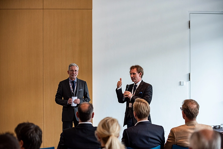 Thinking out of the box mit Prof. Dr. Dr. Knut A. Grötz (rechts). Der Past-Präsident der DGI sprach über die Auswirkungen der Corona-Pandemie und die Bedeutung für die implantologische Praxis. Dr. Kay Pehrsson, Schatzmeister der DGOI, moderierte die Session.