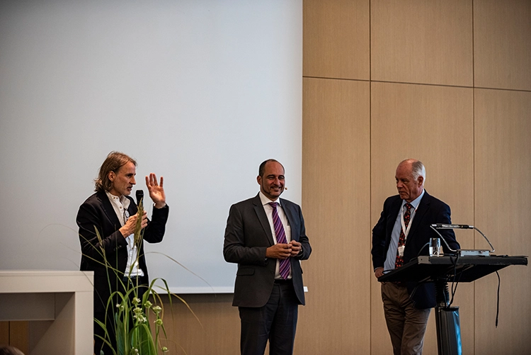 Die ImpAct Masterleague 2021 bot viel Zeit zum Diskutieren, zum Beispiel zum Thema „Socketpreservation mit oder ohne Sofortimplantation“ mit Prof. Dr. Michael Stimmelmayr, Prof. Dr. Bilal Al-Nawas und Prof. Dr. Georg-H. Nentwig (von links).