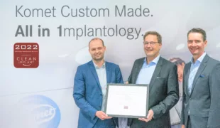 Dr. Dirk Duddeck (Mitte), CleanImplant Foundation, überreicht das Zertifikat an Carsten Cieslik, General Manager, Komet Custom Made (links).