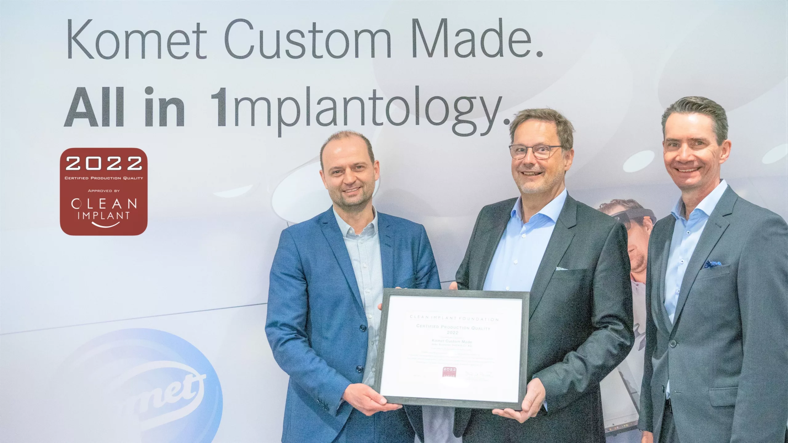 Dr. Dirk Duddeck (Mitte), CleanImplant Foundation, überreicht das Zertifikat an Carsten Cieslik, General Manager, Komet Custom Made (links).
