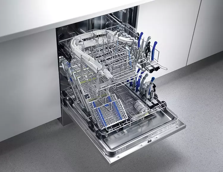 Eine effiziente Lösung für Thermodesinfektoren von Miele: In
einer neuen Halterung finden bis zu zwei wiederverwendbare
Schläuche zur Lachgassedierung Platz. Bei Bedarf kann die Kapazität auf insgesamt fünf erhöht werden.