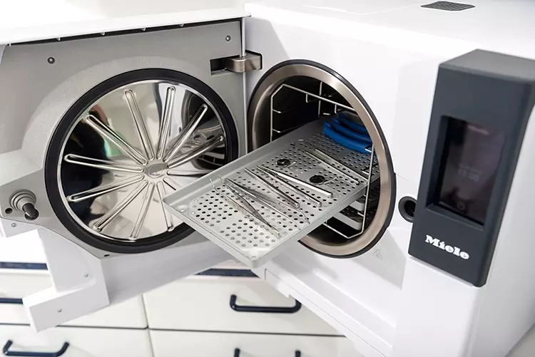 Viel Platz für Trays, Container und Kassetten bieten die neuen
Halterungen für die Miele-Kleinsterilisatoren Cube und Cube X.