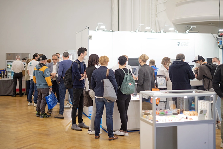 Ausstellung im Großen Saal zur Zahntechnik plus.