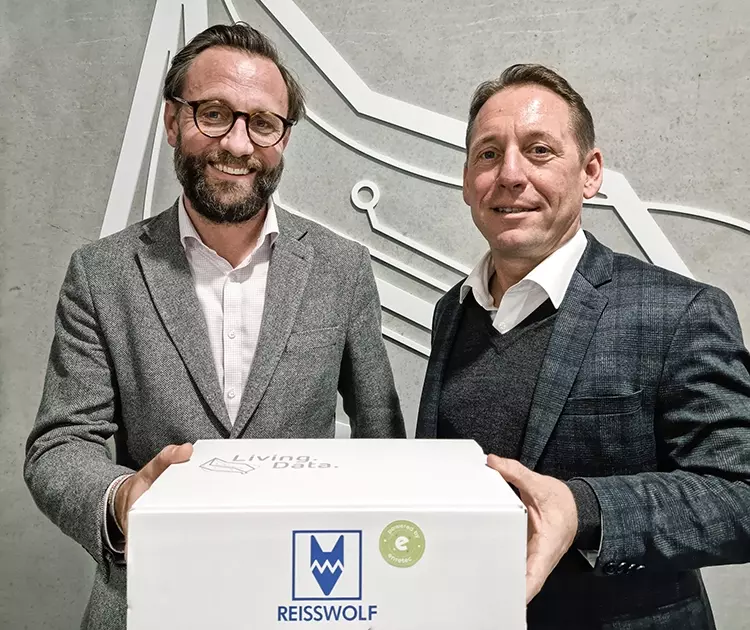 Florian Buchter (l), stellvertretender Vorstand Vertrieb/Marketing bei der REISSWOLF International AG, und Timo Hand, Leitung Marketing und Vertrieb bei enretec, stellen die vorfrankierte REISSWOLF Dokumenten Box zum Sammeln von Papierunterlagen vor.