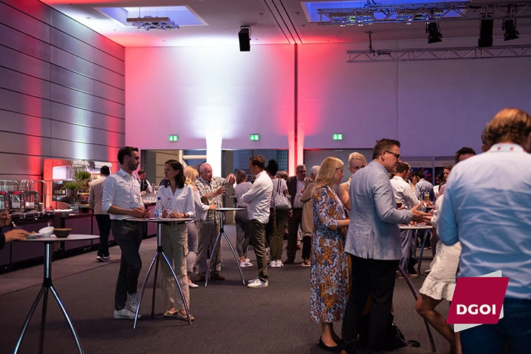 Endlich wieder Kolleginnen und Kollegen treffen. Das Get-Together mit Live-Musik zum Ausklang des ersten Kongresstages war die Gelegenheit für den kollegialen Austausch.