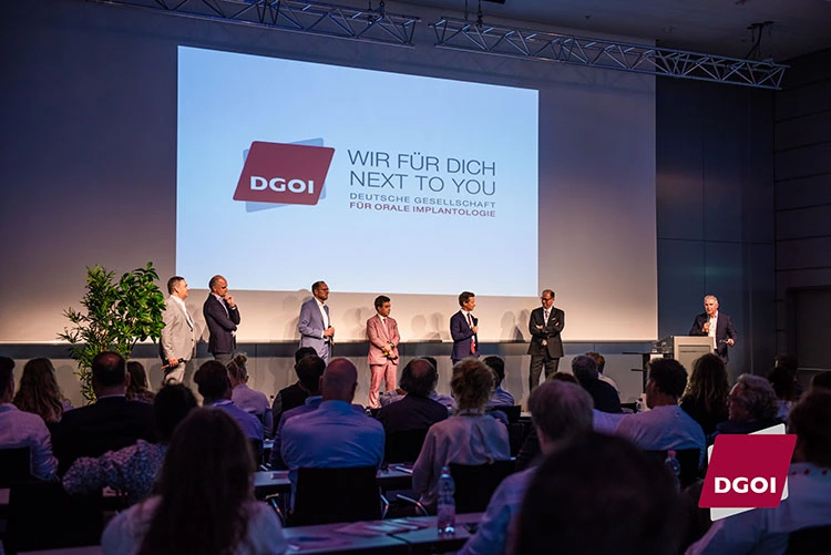 Aus 25 Jahren Erfahrung lernen, darum ging es in der Keynote mit Prof. Dr. Daniel Grubeanu, Trier, zum Thema Sofortimplantation und -versorgung. Im anschließenden Expertentalk mit Ralf Busenbender, Mannheim, Prof. Dr. Stefan Fickl, Fürth, Dr. Peter Gehrke, Ludwigshafen, Prof. Dr. Fouad Khoury, Olsberg, und Priv-Doz. Dr. Dr. Eik Schiegnitz wurden die Fälle von Prof. Dr. Daniel Grubeanu, Trier, (vlnr) aus unterschiedlichen Perspektiven diskutiert. Prof. Dr. Fred Bergmann (r), Viernheim, moderierte die Talkrunde.