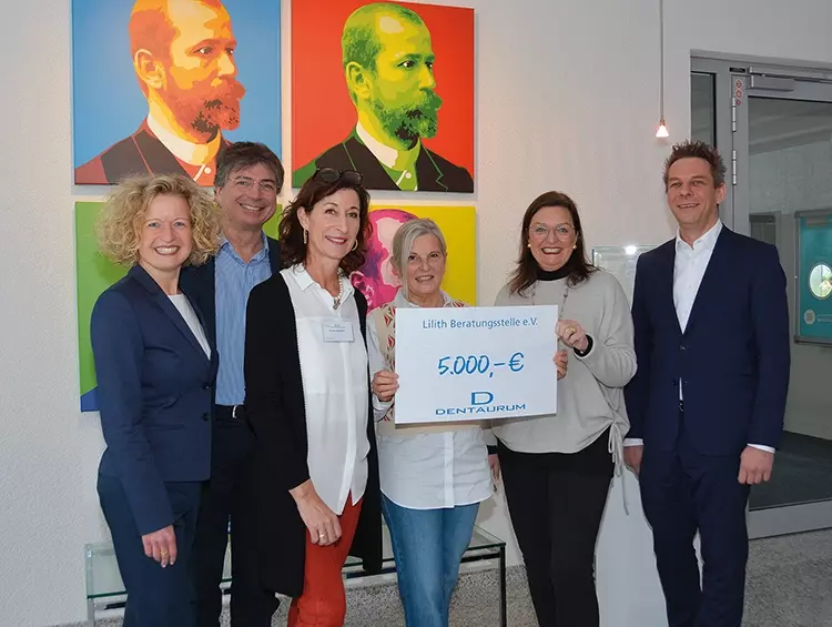Spendenübergabe an „Lilith e. V.“
V.l.n.r.: Claudia Stöhrle, Mark S. Pace, Kerstin Heilmann, Maite Frey, Petra Pace, Ralph Dittes.