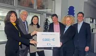 Spendenübergabe an „Menschen in Not“
V.l.n.r.: Susanne Knöller, Albert Esslinger-Kiefer, Petra Pace, Mark S. Pace, Claudia Stöhrle, 
Ralph Dittes.