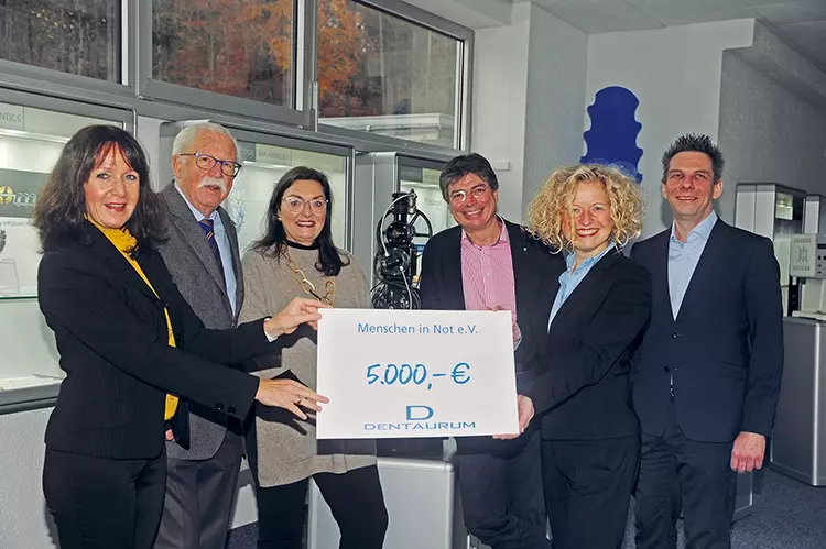 Spendenübergabe an „Menschen in Not“
V.l.n.r.: Susanne Knöller, Albert Esslinger-Kiefer, Petra Pace, Mark S. Pace, Claudia Stöhrle, 
Ralph Dittes.