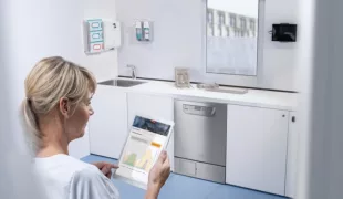 Thermodesinfektoren von Miele können in das praxiseigene Netzwerk integriert und mit dem Online-Portal Miele MOVE verbunden werden. So lässt sich auf PC oder mobilen Endgeräten sofort erkennen, ob Aufbereitungsprozesse erfolgreich durgelaufen sind.
