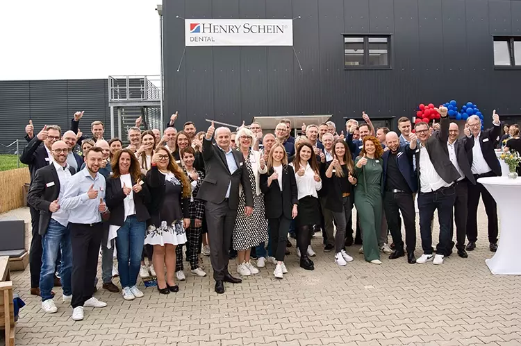 Das Team von Henry Schein vor der neuen Niederlassung.