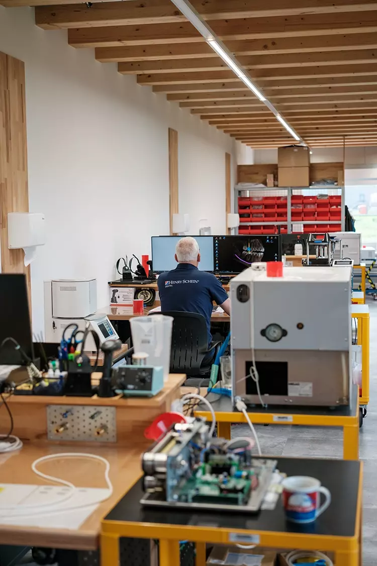 Die ProRepair-Werkstatt, in der 5 Techniker Geräte fachmännisch reparieren.