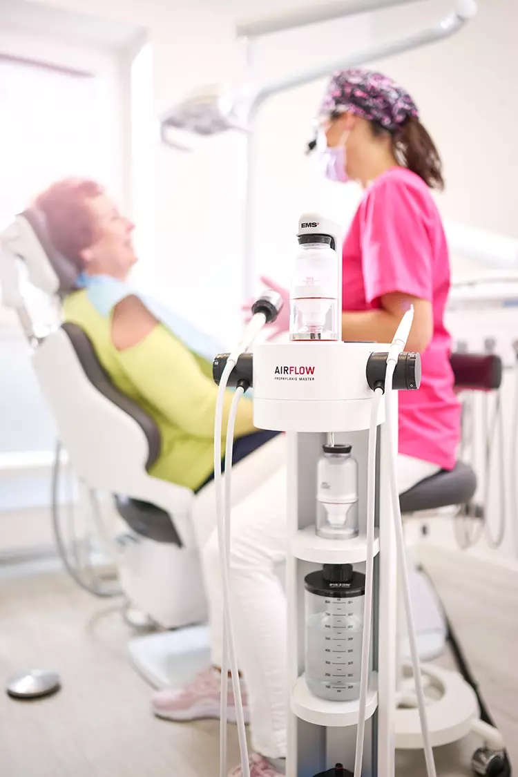 Die Patientin erhielt eine individuelle Aufklärung bezüglich ihrer Mundhygiene.