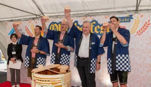 v.l.: Stefan Pfanzelt (CFO DÜRR DENTAL SE), Martin Dürrstein (CEO DÜRR DENTAL SE), Uwe D. Haul (Geschäftsführer DÜRR DENTAL Japan K.K.) und Christian Schorndorfer (CSO DÜRR DENTAL SE) bei dem offiziellen Festakt anlässlich des Jubiläums.
