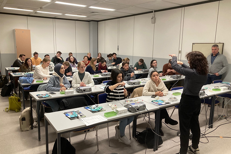 Praktischer Teil des Aufbaukurses Implantologie des DZOI an der Klinik und Poliklinik für MKG-Chirurgie der Philipps-Universität Marburg. Nächster Termin Sommersemester 2024.