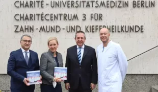 Spendenübergabe in Berlin: Die AG Keramik stiftete 150 Exemplare des Standardwerks „All-Ceramics at a Glance“ an die zahnmedizinische Fakultät in Tirana. V.l.n.r.: Artan Pojani, Dr. Caroline Gommel, Botschafter Artur Kuko, Prof. Dr. Florian Beuer.